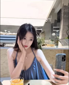 纯欲粉嫩多汁甜美骚妹