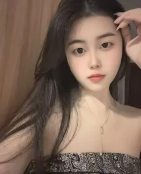 漂亮老师小艺像网红一样