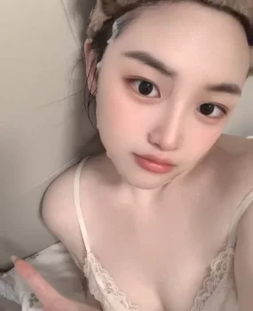 颜值肤白巨乳小姐姐