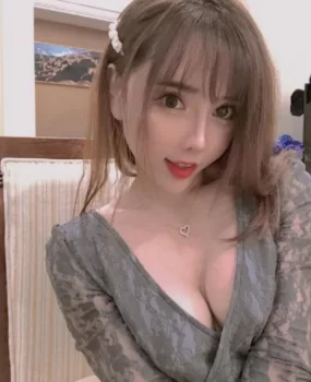 反应很真实的妹子，迎合各种姿势