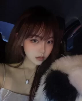 水嫩清纯真实学生妹叉开大腿等你来插